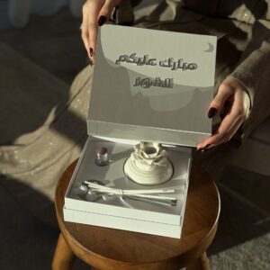 صندوق هدية فواحة رمضان المفتوح يكشف فواحة سيراميك بيضاء وعيدان عطر