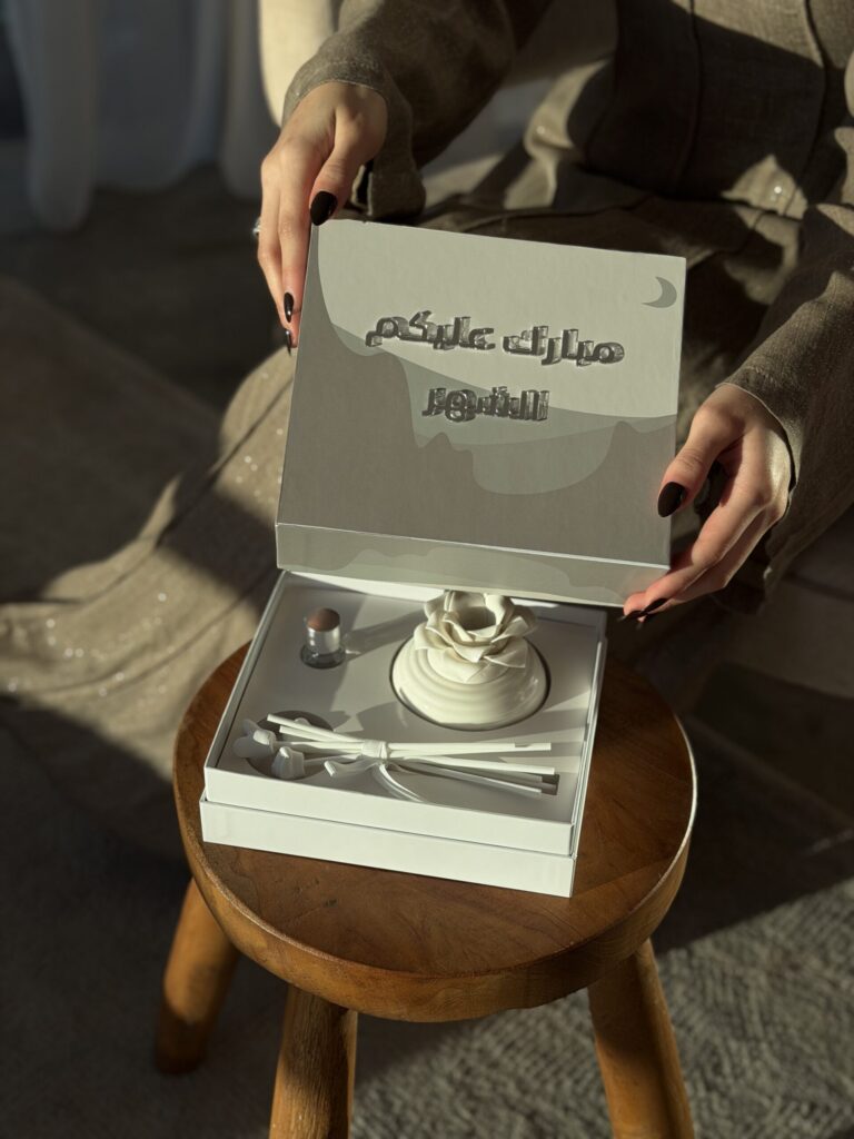 صندوق هدية فواحة رمضان المفتوح يكشف فواحة سيراميك بيضاء وعيدان عطر