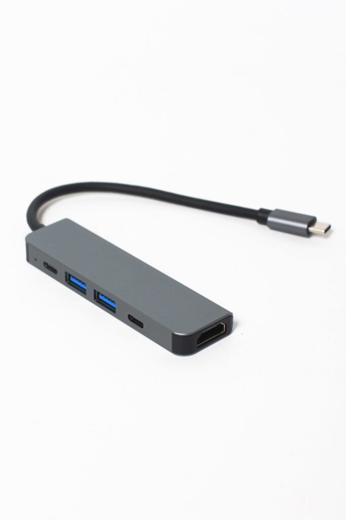 موزّع USB-C معدني متعدد المنافذ بمنفذ HDMI ومنافذ USB